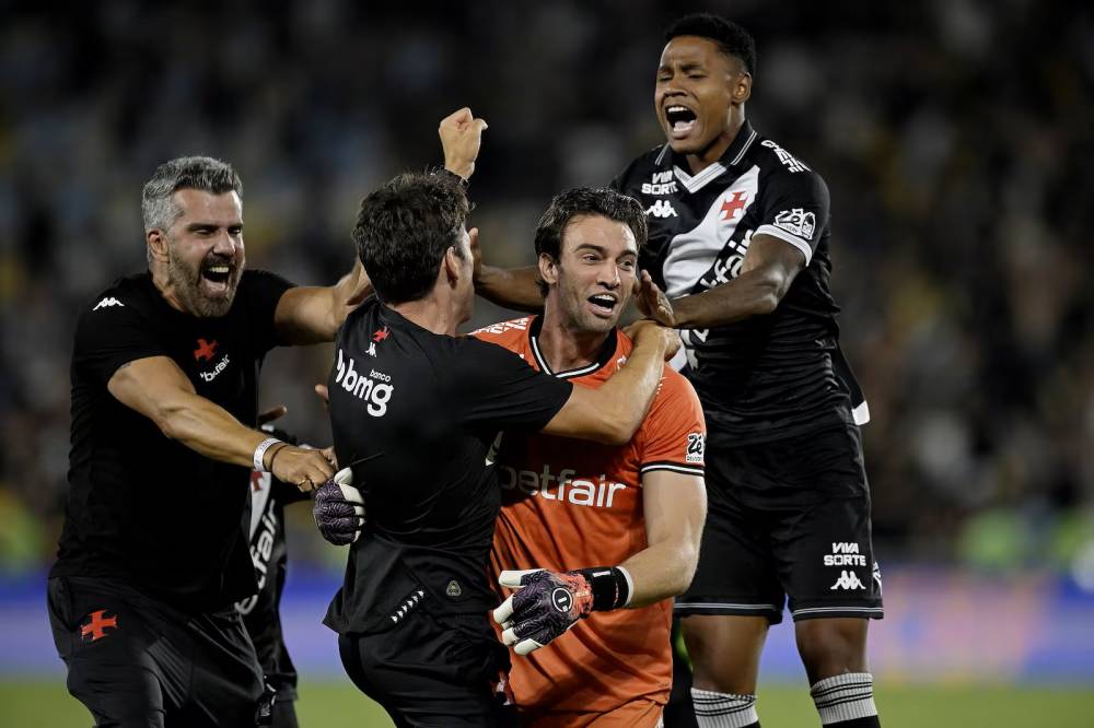 Vasco bate o Fluminense nos pênaltis e volta à final da Copa do Brasil após 14 anos