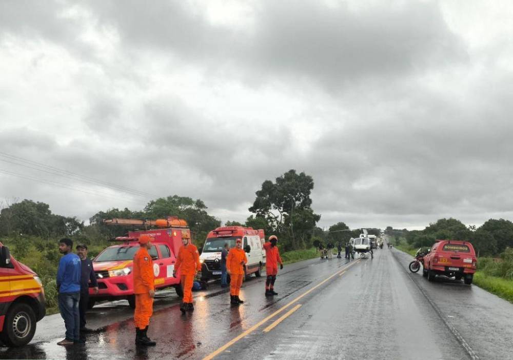 Estouro de pneu na BR-070 deixa uma vítima em estado grave e duas com escoriações