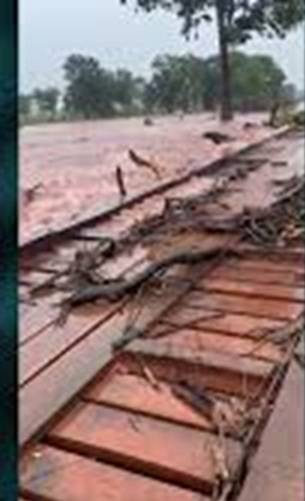 Passeios turísticos em Vila Bela são cancelados após Córrego Jatobá transbordar e encobrir ponte de madeira