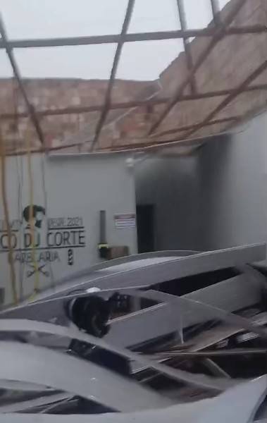 Vendaval provoca destruição, derruba árvores e destelha imóveis em Santo Antônio de Leverger