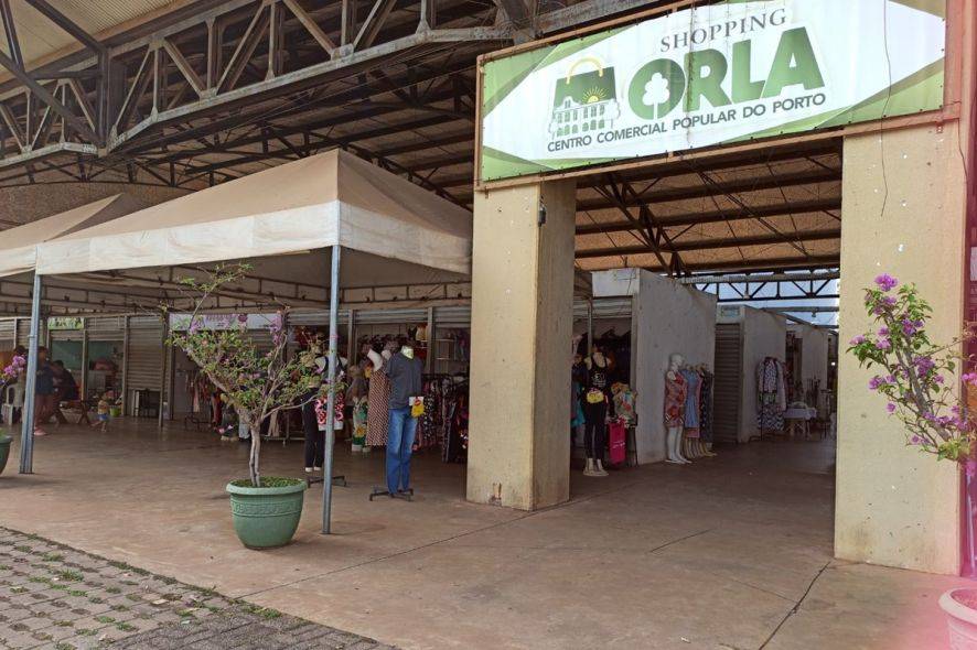 Ambulantes que foram para Shopping Orla reclamam de falta de estrutura