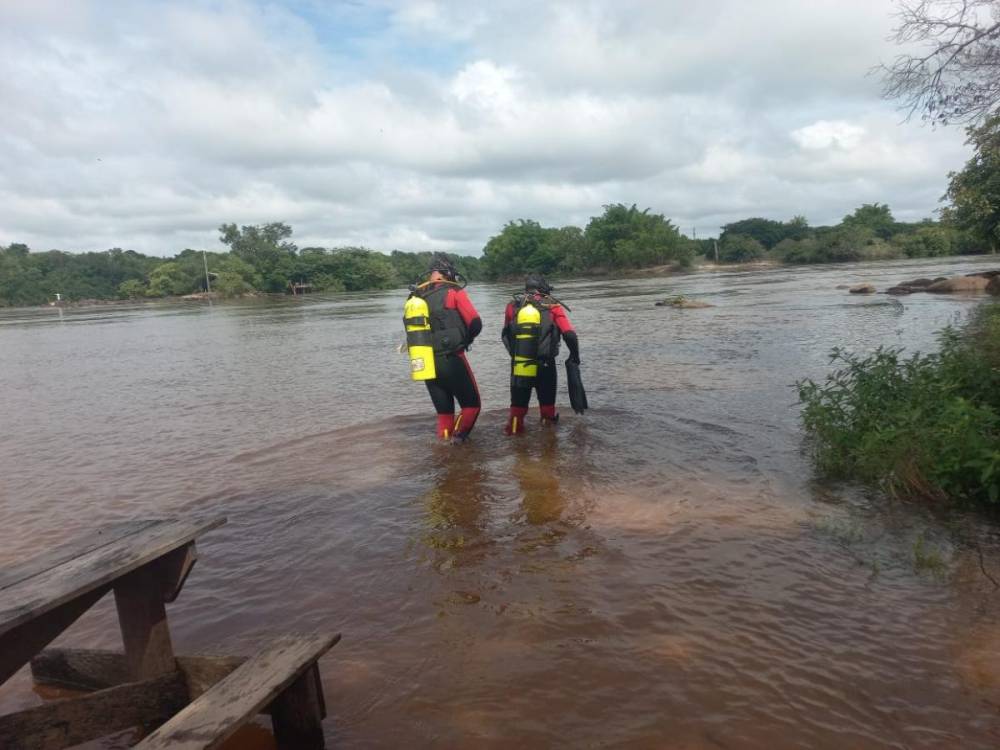 Força-tarefa continua em busca do empresário e o piloto da lancha que virou no Lago do Manso 