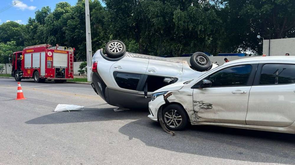 Carro capota em Avenida de Várzea Grande após colisão com outro veículo