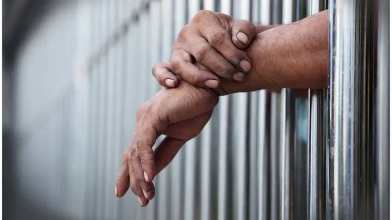 Polícia prende homem por abuso do filho de 5 anos da ex-namorada