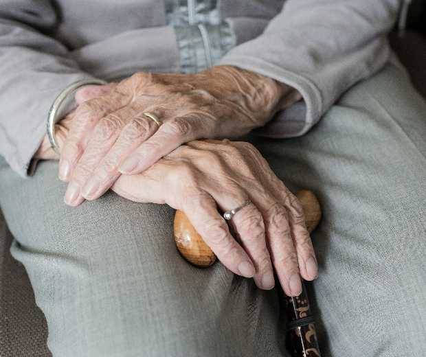 Após oferecer comida, idoso é rendido com faca e mantido em cárcere em Cuiabá