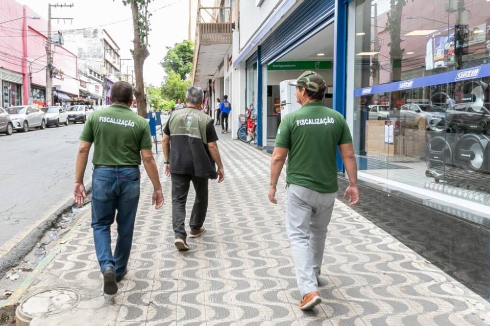 Fiscalização volta a apertar ambulantes no Centro de Cuiabá e gera correria no calçadão