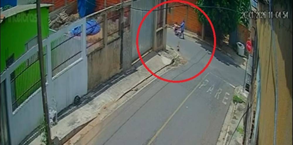 Homem mata vizinho com golpes de foice e pedrada em Cuiabá; crime foi registrado por câmera