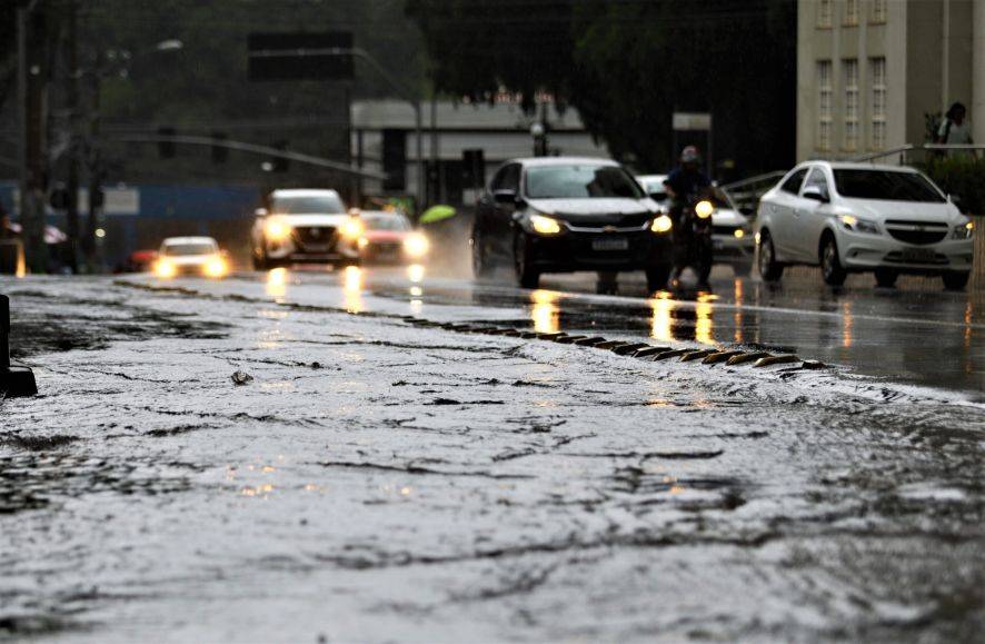 Cuiabá entra em alerta de tempestade com risco de chuva forte, ventos e granizo