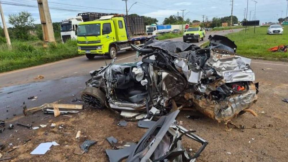 Homem sobrevive a grave acidente com caminhões na BR-163, em Sinop, e dispensa atendimento médico
