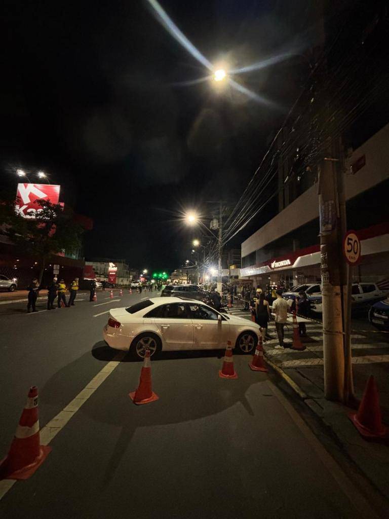 Blitz da Lei Seca prende 3  na avenida Isaac Póvoas