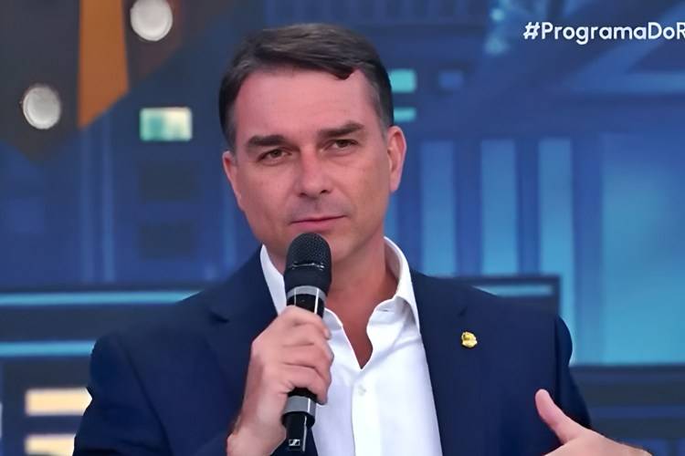 Flávio Bolsonaro desafia rivais da direita e projeta segundo turno contra a esquerda