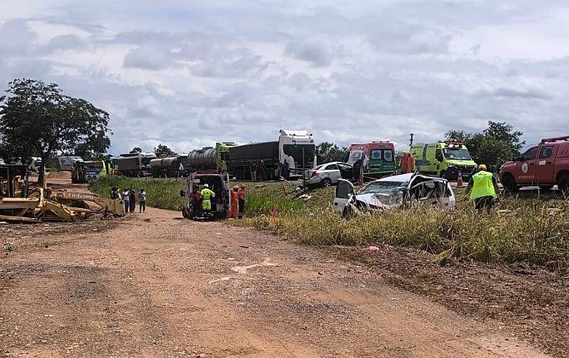 Colisão entre dois carros e carreta deixa dois mortos na BR-364 em Várzea Grande