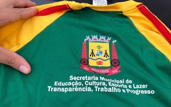 Advogado de Flávia Moretti diz que o slogan é genérico e que ela não sabia dos uniformes