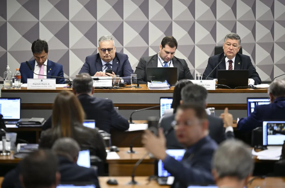 Medeiros diz que só sai “com a polícia” após confronto e é ameaçado de expulsão na CPMI