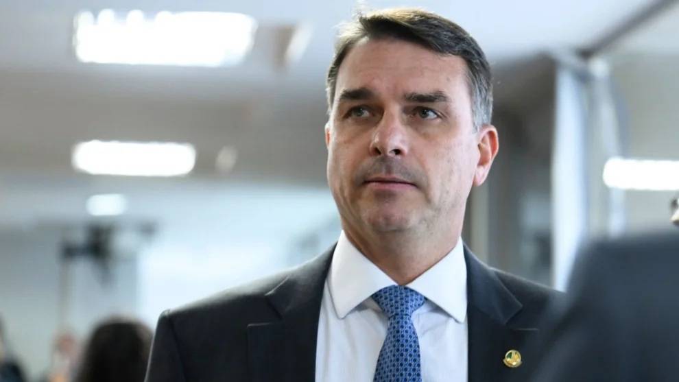 Flávio Bolsonaro deve muito a Toffoli; é amigo do amigo de seu pai