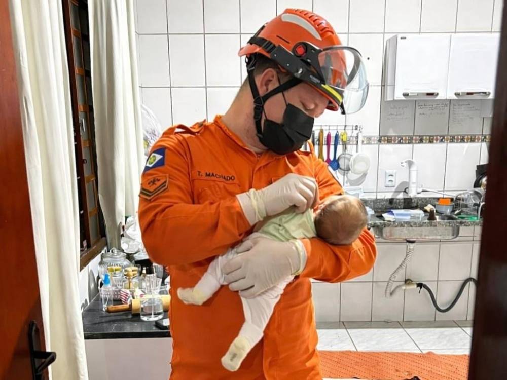 Bebê recém-nascido que engasgou com saliva é resgatado por Bombeiros