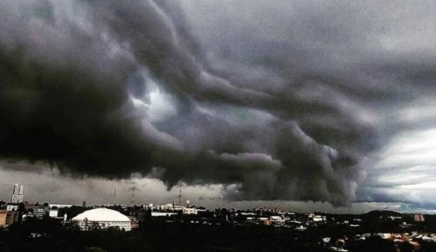 Temporal provoca alagamentos em avenidas e bairros de Cuiabá na manhã desta segunda-feira