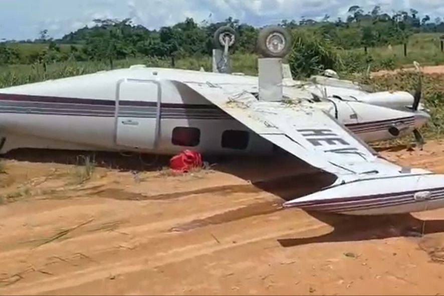 Avião que transportava equipe médica capota durante pouso no norte de Mato Grosso