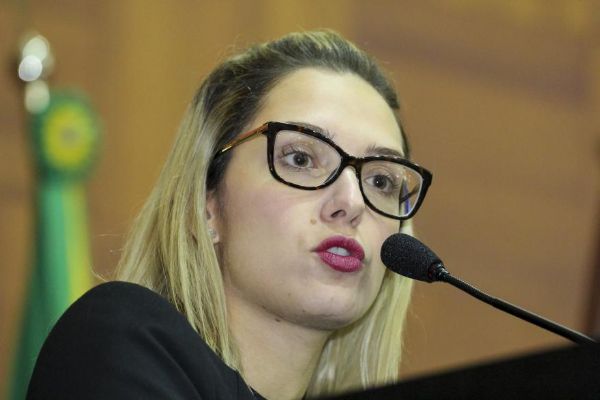 Implacável contra Pedro Taques, a deputada Janaina Riva não desiste de “pegar no pé” do tucano, mesmo com este em final de mandato e derrotado