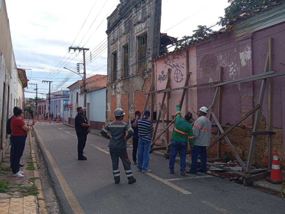 Prefeitura começa trabalho preventivo para preservação da fachada do casarão conhecido como Gráfica Pepe