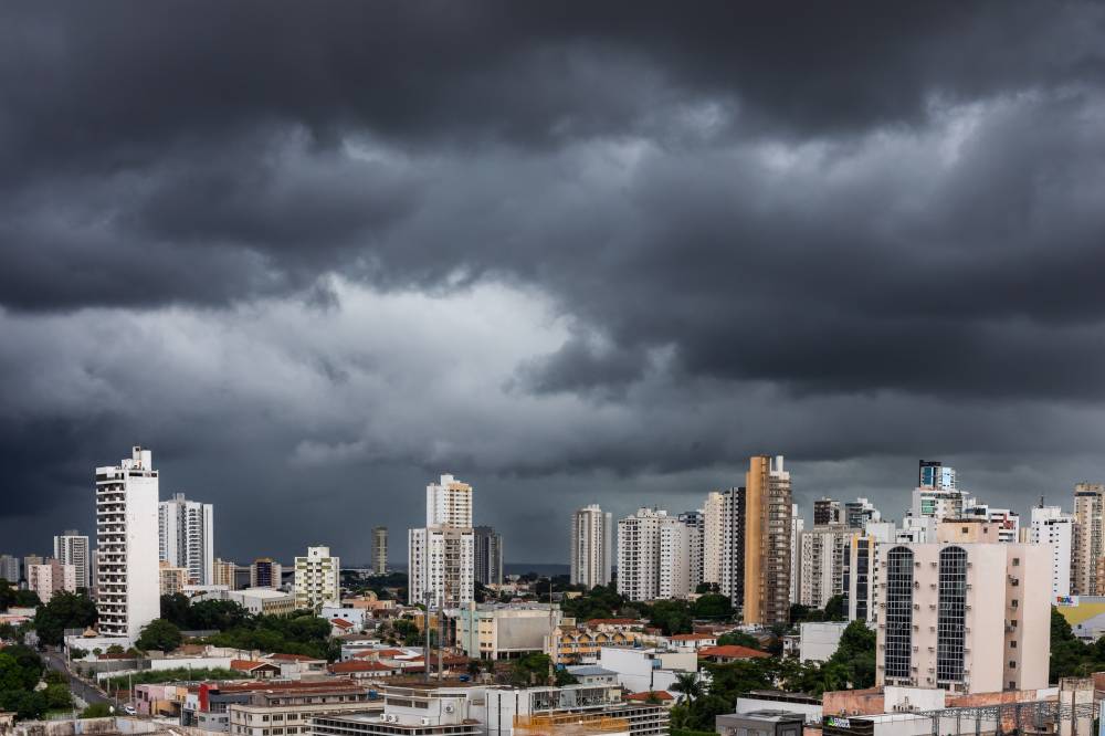 Cuiabá entra em alerta para temporais com risco de ventos fortes, descargas elétricas e alagamentos