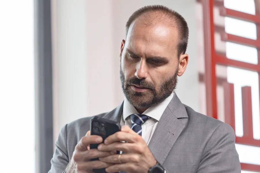 Eduardo Bolsonaro diz que denunciará a Trump eventual parcialidade do TSE