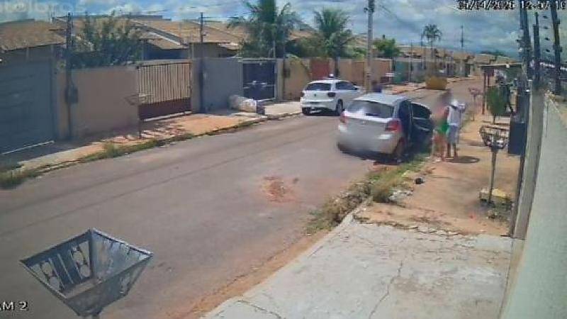 Criminosos invadem residência e sequestram família com bebê em VG