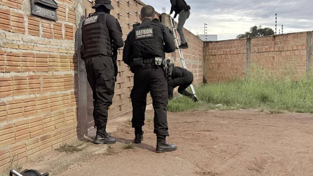 Polícia cumpre 4 mandados de prisão contra facção que age na região de Cáceres