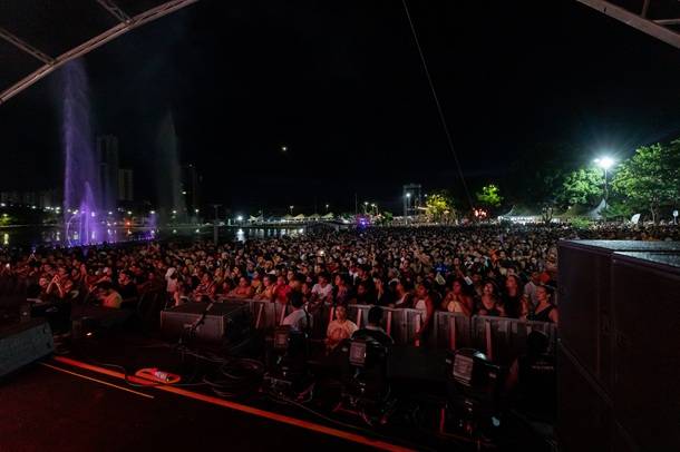 Mais de 60 mil pessoas compareceram no primeiro dia de festa no Parque das Águas