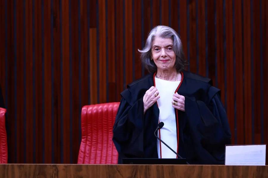 Cármen Lúcia anuncia saída antecipada da presidência do TSE. Veja vídeo