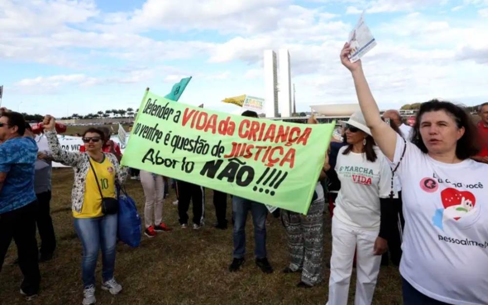 Mais de 50% dos brasileiros rejeitam aborto e maconha por considerarem imorais