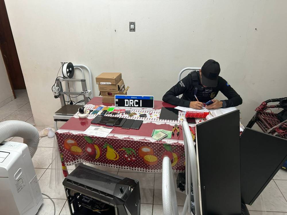 Polícia cumpre mandados de prisão contra hackers que usaram Inteligência Artificial para cometer crimes