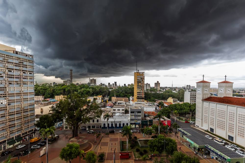 Cuiabá segue sob alerta de chuvas intensas e semana terá calor de até 35°C