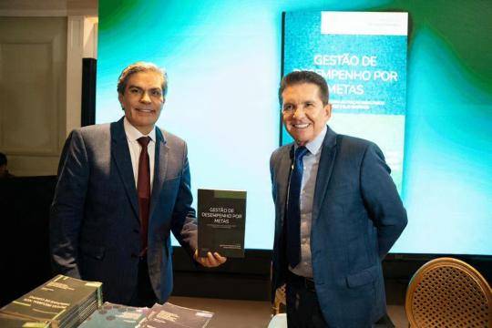 Sérgio Ricardo lança livro e destaca metas e foco no ser humano para reduzir desigualdades