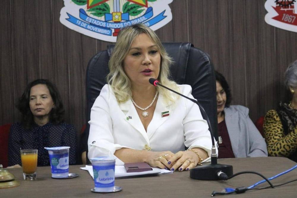 Vereadora  de Várzea Grande chora na tribuna e pede punição a colega parlamentar
