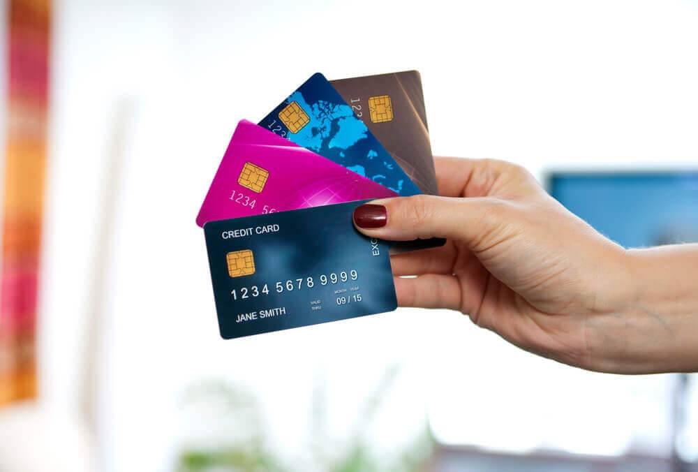 Cartão de crédito segue concentrando o maior volume de dívidas no país, aponta Recovery