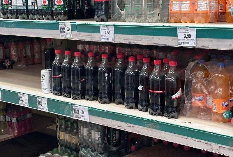 Supermercados de Cuiabá registram onda de furto de rótulo de Coca-Cola 