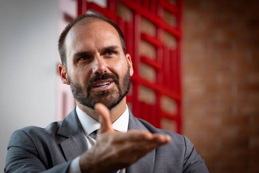 Eduardo reage à matéria sobre sua casa nos EUA: “O dinheiro é meu”.