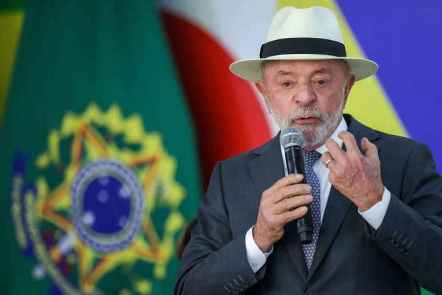 Lula reage à proposta de tarifaço dos EUA e sobe tom contra Bolsonaros