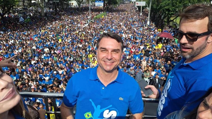 Na Marcha Para Jesus, Flávio fala em “expulsar o mal do governo”