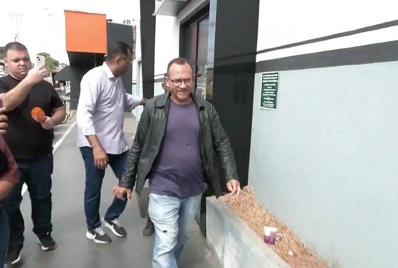 Policial penal que matou enteado consegue liberdade na justiça