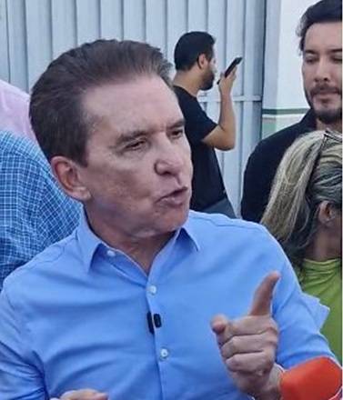 Sérgio Ricardo vistoria galpão da prefeitura de VG queimado e diz que quadrilha vendeu livros desnecessários a vários municípios de MT 