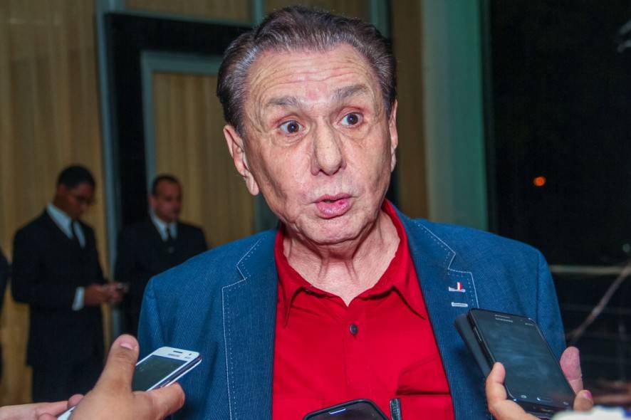 Carlos Bezerra tem alta de UTI, mas permanece internado em SP