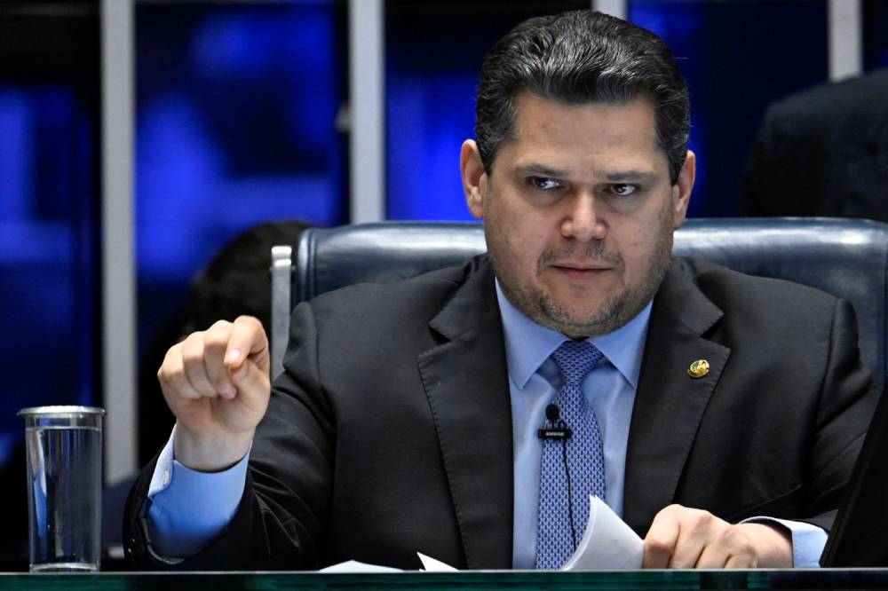 Sem força para barrar a PEC do fim da escala 6x1, Alcolumbre tenta ganhar tempo
