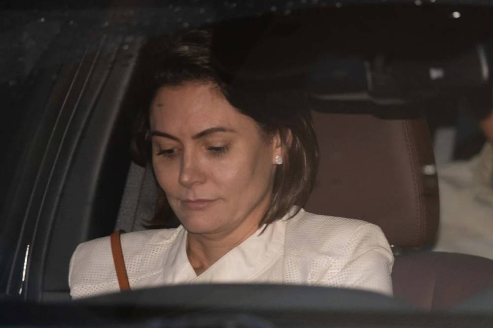 Michelle sinaliza que sabe de algo comprometedor sobre Flávio