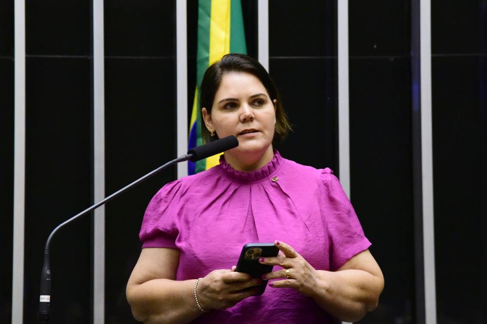 Mesmo com a polêmica entre Flávio e  Michelle, Coronel Fernanda reafirma que segue com Flávio Bolsonaro