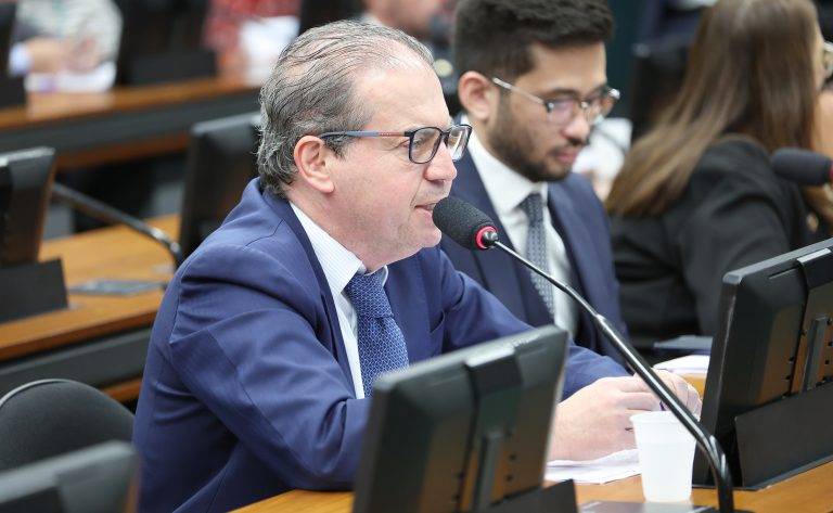 CCJ aprova PEC que limita IPVA a 1%; proposta ainda precisa passar pelo plenário