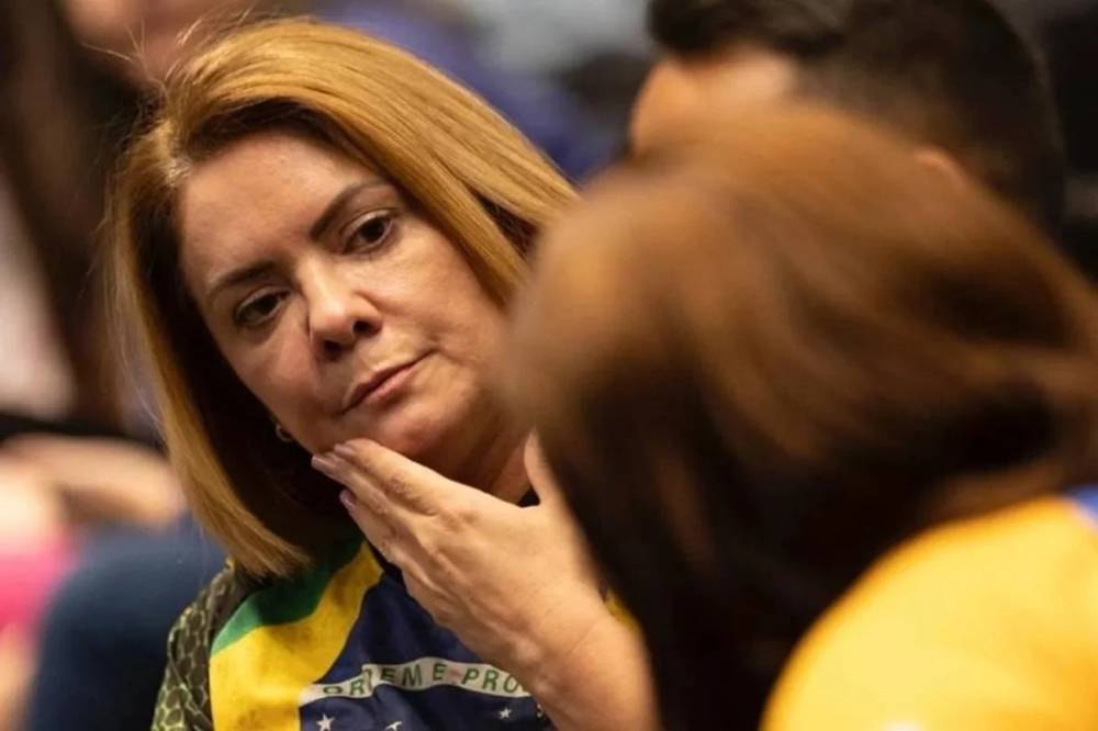 Justiça Eleitoral bloqueia bens de ex-esposa de Jair Bolsonaro