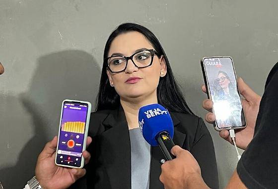 Samantha assume defesa de Paula e vira principal voz política do prefeito