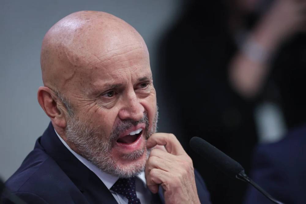 PF conclui investigação e indicia ex-presidente do INSS, 